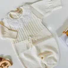 Macacão para Bebê Tricot Off-White Roupa Infantil Menina Saída Maternidade Gola Tule Bordado Rendado