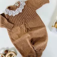 Macacão para Bebê Tricot Roupa Infantil Menina Saída Maternidade Gola Tule Bordado Rendado Caramelo