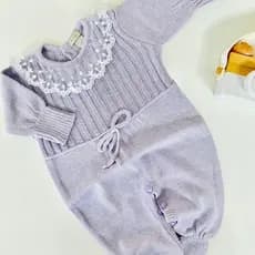 Macacão para Bebê Tricot Roupa Infantil Menina Saída Maternidade Lilás Gola Tule Bordado Rendado