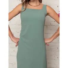 Vestido Midi Feminino Em Duna Com Fenda Lateral, Gola Quadrada E Pregas - Moderno, Chic E Elegante