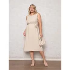 Vestido Midi Plus Size Com Faixa Na Cintura Botões Decorativos Decote Redondo Caimento Fluido Para Trabalho e Eventos