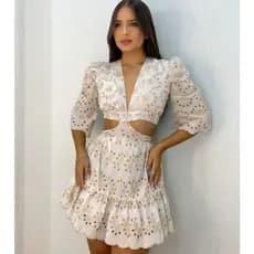 Vestido Curto com Decote Profundo e Recortes na Cintura