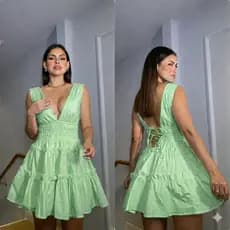 Vestido curto decote profundo babados