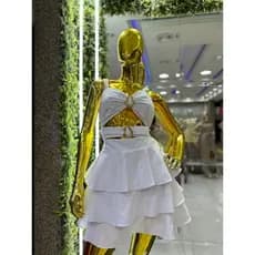 Vestido curto feminino elegante com babado em camadas, detalhe dourado e design moderno para festa e balada
