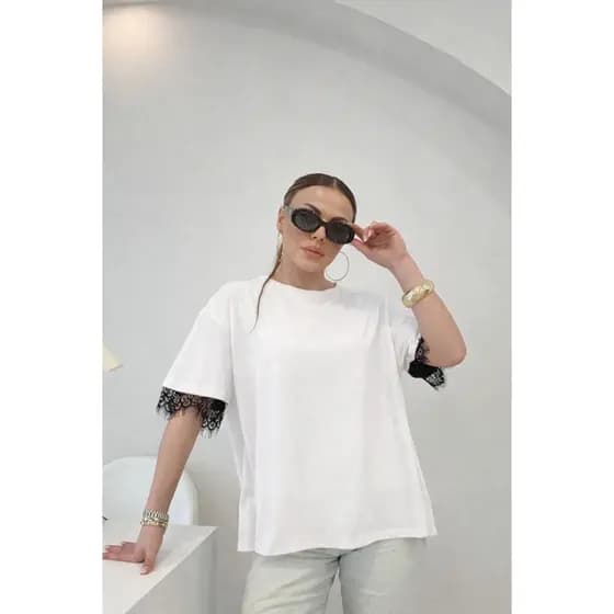 Blusa Feminina Solta com Renda Elegante nas Mangas e Costas