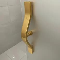 Puxador dourado de 30 cm com furo central para portas de vidro
