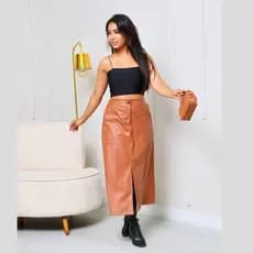 saia midi femenino em couro artificial com dois bolsos cintura alta fenda na frente