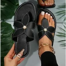 Sandalia Rasteira Feminina Tiras Cruzadas com Flor Perola Confortável Leve Bico Quadrado Elegante Casual Verão Slide