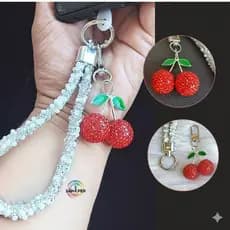 Salva Celular Cordão de Pulso com Chaveiro de Cristal Cereja Cherry Coração 2 em 1 Cravejada Strass Vários Modelos