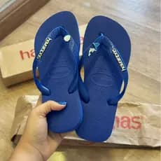 Chinelo Havaianas Original Azul Personalizado com pingentes concha, golfinho e calda - envio imediato