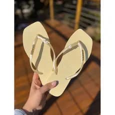 Chinelo Havaianas Original  Slim Square Personalizada com pingentes de flor Feminino Bege | Conforto, Estilo e Leveza