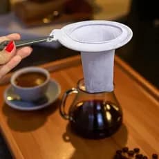 COADOR DE PANO PARA  CAFÉ  COM CABO DE PLASTICO 100% ALGODÃO.