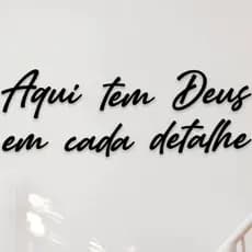 Placa Decorativa Parede Aqui Tem Deus em Cada Detalhe MDF 3mm Preto Fosco para Quarto ou Sala