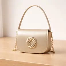 Mini Bolsa Feminina Elegante com Metal de Flor Dourado – Alça Corrente