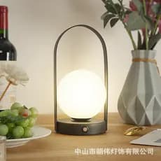 2026 novo estilo LED portátil simples candeeiro de mesa luz noturna criativa lua carregamento lâmpada parede multifuncio