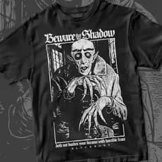 Camiseta Beware That His Shadow Camisa 100% Algodão Terror Horror T-Shirt Feminino Masculino