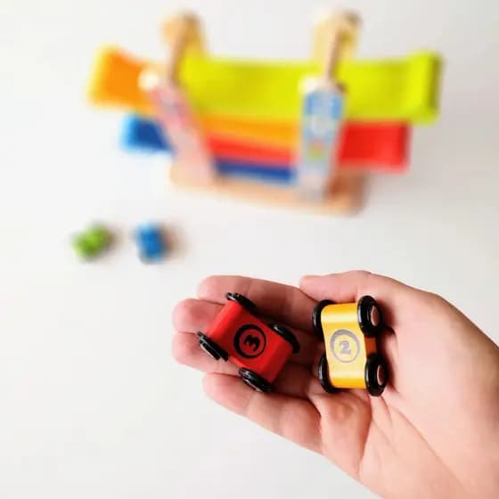 Torre de carros infantil em madeira com pistas e carrinhos estimula coordenação motora diversão 3+
