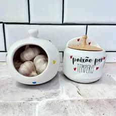 Kit Saleiro e Porta Alho em Cerâmica Poá de Coração  e frase Para Cozinha