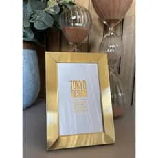 Porta Retrato Medan Dourado Fosco em  Metal  com visor em vidro Medan Tokio Design