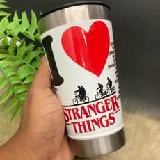 Copo Termico Stranger Things 473ml - 360 Adesivo Cores dos Copos Variadas  - Personagens Variados