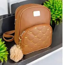 Mochila Pequena Feminina  Couro Sintético C/ Chaveiro Pompom