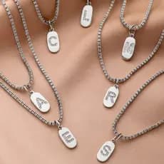 Colar Riviera Feminino com Letra Inicial Personalizada Pingente Plaquinha Banhado Ouro 18K Prata 925