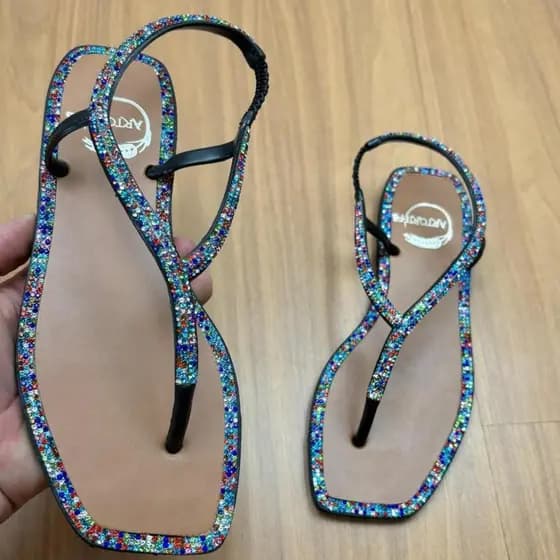 Chinelo Feminino Moderno Bico Quadrado Praia Verão Ano Novo Pedrinhas Coloridas Griffe