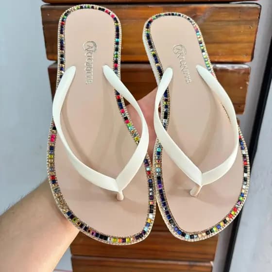 Chinelo Rasteirinha Feminina Básica Delicada Pedrinhas Coloridas Bico Redondo Lançamento Griffe
