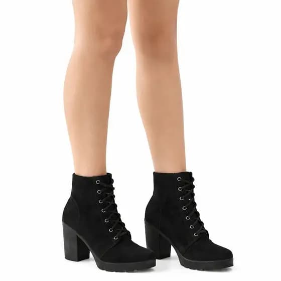 Bota casual chique feminina com salto grosso tratorado