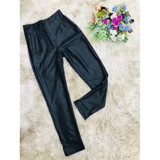 Calça Resinada Slim Colada no Corpo