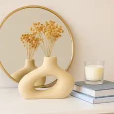 Vaso em Gesso Decorativo Hera 13cm Marfim – Elegância Discreta