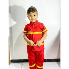 fantasia de bombeiro infantil com calça,acompanha um boné(feito com tecido oxfordine)