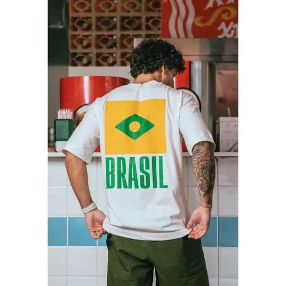 Camiseta Copa Unissex 100% Algodão – Estampa Costas Bandeira e Brasil