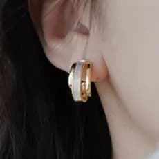 Argola Feminina Assimétrica Dourada e Branca Minimalista Acessório de Luxo Moderno Estilo Blogueira Presente Chique