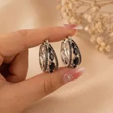 Brinco Argola Feminino Cravejado zirconia e Pedras Pretas Sofisticado Luxo Fino