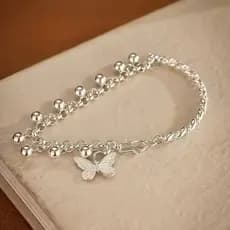 Pulseira Prateada Feminina com Pingente de Borboleta e Bolinhas Penduradas Delicada Ajustável Moda Blogueira Tendência