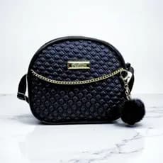 Bolsa Feminina Transversal Matelassê Oval Corrente Dourada Luxo + Chaveiro Pompom - Estilo Blogueira Festa Balada Moda