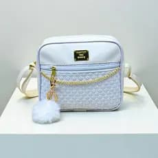 Bolsa Feminina Transversal Pequena Câmera Bag Blogueira Com Corrente E Pompom - Estilo e Tendência