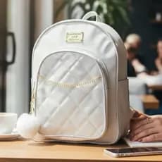 Mochila Feminina Passeio Luxo Matelassê Couro Resistente Com Chaveiro Pompom - Fashion Bag