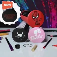 🎒 Estojo Temático Colecionável – Stranger Things, Barbie, Homem-Aranha e Hollow Knight | Versátil e Estiloso