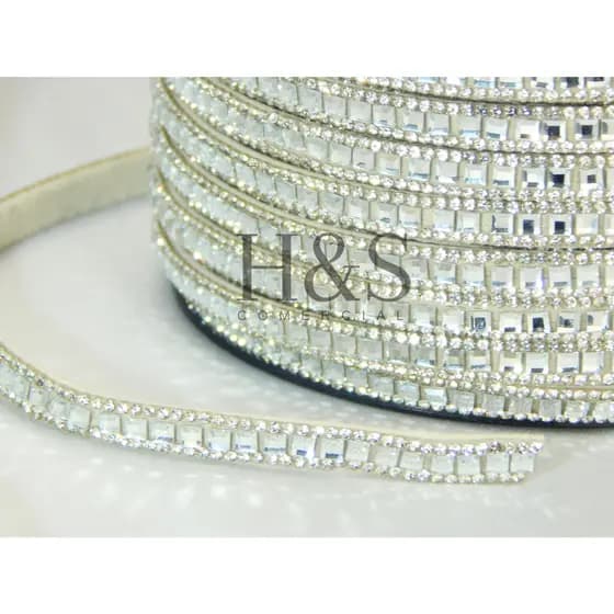 Tira Meia Cana de Strass Cristal Paris | 1 a 4 Metros | Tira em Camurça Bege - Brilho Premium