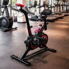 Bicicleta Ergométrica Fitness Resistência Ajustável Banco Regulável Suporte para Pés Rodinhas de Locomoção Funciona a Pi