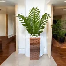 Arranjo Palmeira Verde com 4 Folhas e Pedras Brancas em Vaso Coluna Trançado – Ideal para Sala ou Escritório