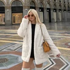 Casaco Teddy Feminino Pelinho Premium Forrado Inverno Quentinho Com Capuz Bolsos Luxo Moda Sobretudo