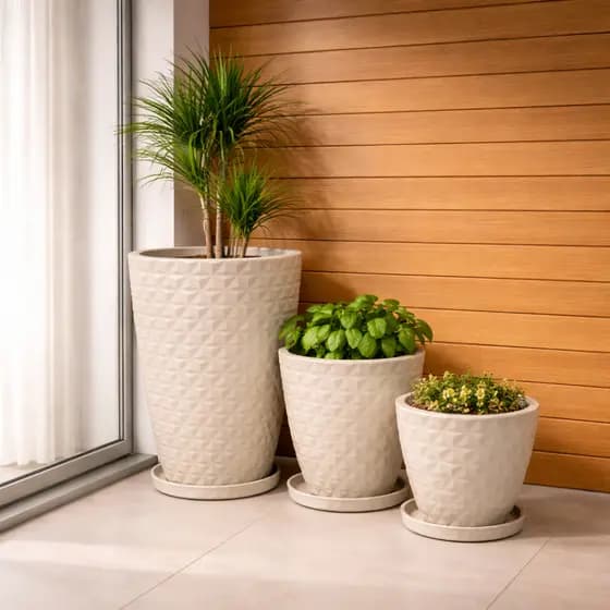 kit 3 Vasos Para Plantas Decorativo em Polietileno Diamante Nº1 + Nº2 + Nº3 com Pratos