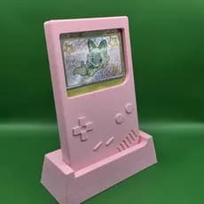 Expositor de Carta Pokémon TCG | Modelo Game Boy | Ideal p/ Cartas Raras | Geek Side