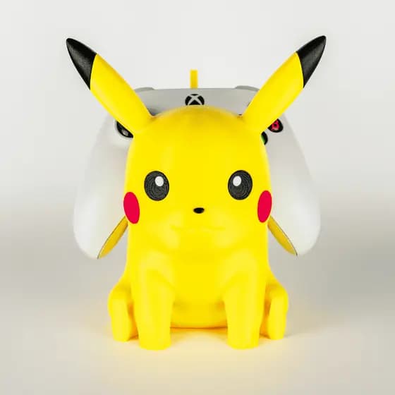 Suporte de Controle Pikachu Sentado – PS5, PS4, Xbox e Nintendo Switch Pro Controller