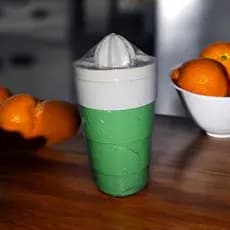 🍋 Espremedor Manual de Frutas com Copo – Prático, Rápido e Resistente 🍊