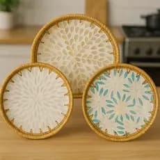 Bandejas Decorativas Redondas em Fibra Natural com Madrepérola – Elegância para Mesa, Sala e Cozinha