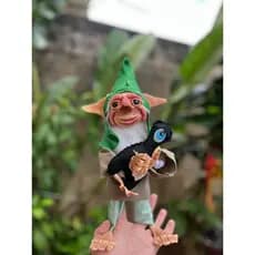 Gnomo/Duende Artesanal em Biscuit e Tecido – Peça Decorativa Exclusiva